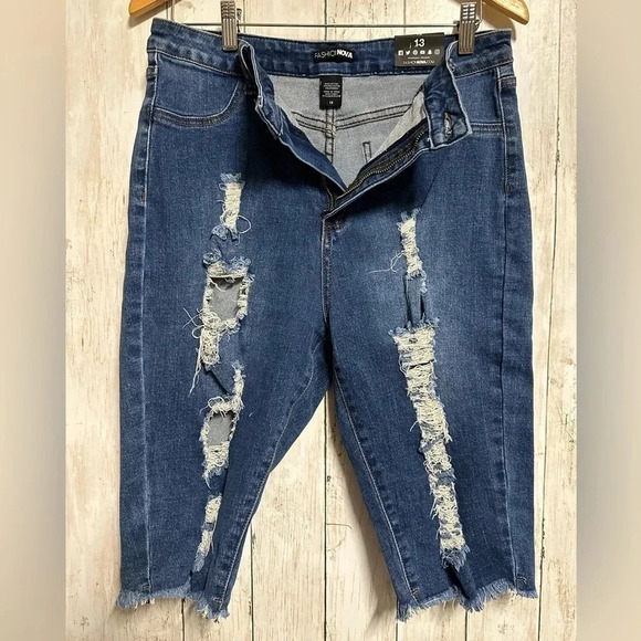 Fashion Nova Distressed Bermuda Short Jeans Size 13 - Picture 5 of 10